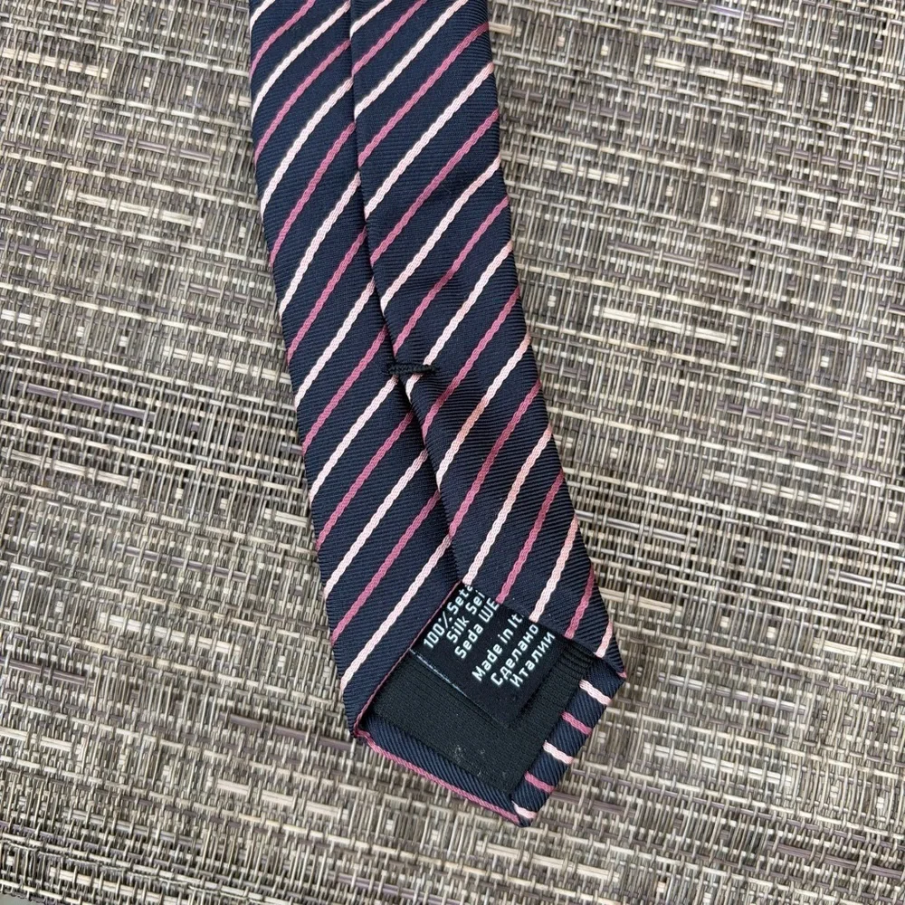 Boss Hugo Boss silk Navy Tie with Pink and White Diagonal Stripes Italy